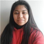 Estudiante de ingeniería imparte clases de matemáticas a niños